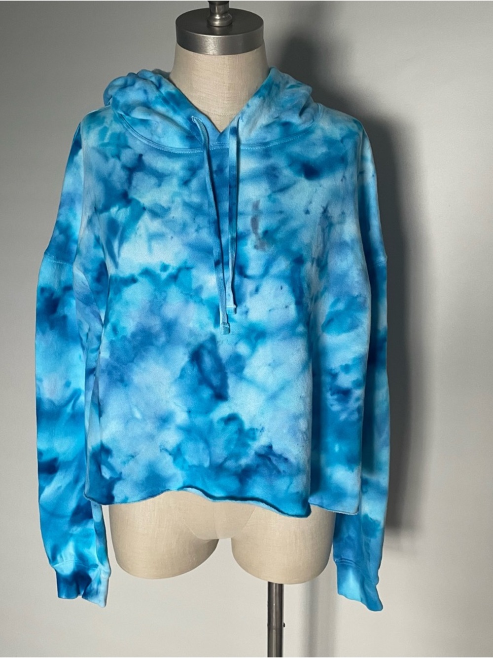 Independent trading company blue tie dyed cropped raw edge sweatshirt hoodie L